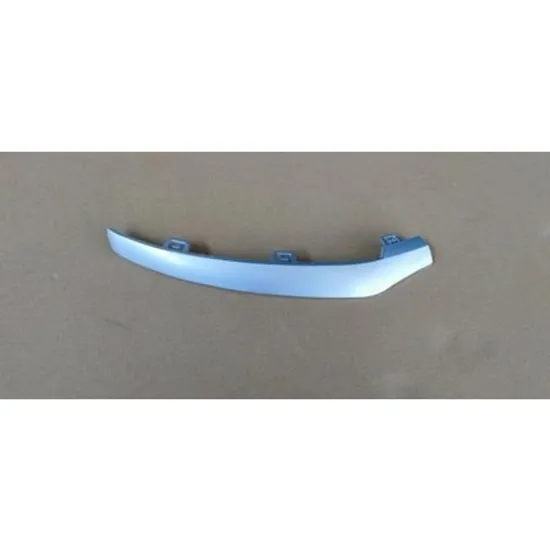 Spoiler Bara fata MERCEDES GLC X253 2015-> Spoiler Bara fata lateral bandou superior argintiu (GLC 43 AMG) DREAPTA Perioada 2015 2016 2017 2018 2019 2020